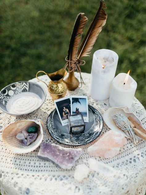 Spiritual Wedding, Wiccan Wedding, Rose Quartz Wedding, Witchy Wedding, Witch Wedding, Pagan Wedding, Top Wedding Trends, Wedding Altars, Hippie Wedding