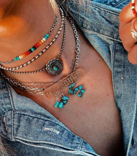 Western Outfits With Chain Belts, Westwrn Jewelry, Western Jewelry For Women, How To Layer Western Necklaces, Womens Western Jewelry, Western Necklace Layering, Western Cowgirl Jewelry, Tourquise Jewelry Western, Western Bracelet Colors