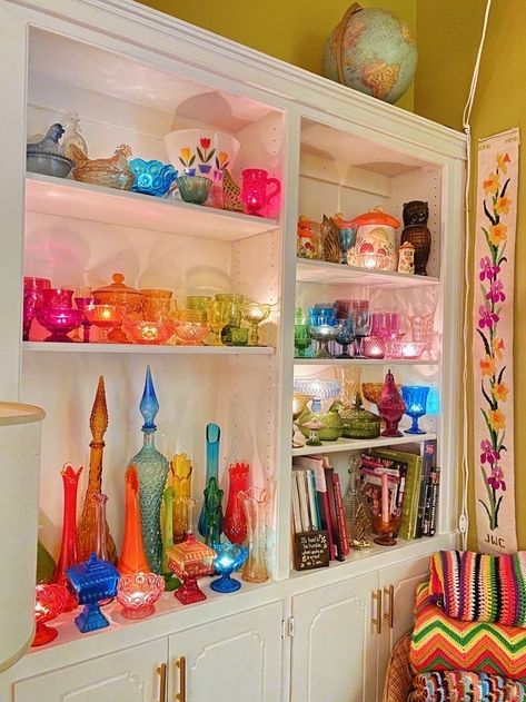 Colored Glass Collection Display, Colourful Vintage Decor, Colorful Glass Display, Rainbow Glass Collection, Colorful Glass Vases Decor, Vintage Colorful Glassware, Art Glass Display Ideas, Rainbow Shelf Decor, Rainbow Living Room Decor