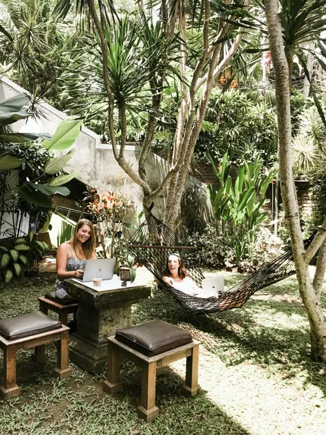 Last month, we had the opportunity to join No Desk Project, a startup coliving and coworking wellness retreat for entrepreneurs in Ubud, Bali while working at the Outpost coworking space with major jungle vibes - right up our alley! Work At The Beach, Outdoor Working Space, Jungle Retreat, Bali Girls, Bali Retreat, Travel For Work, Bali Baby, Smart Working, Wellness Space