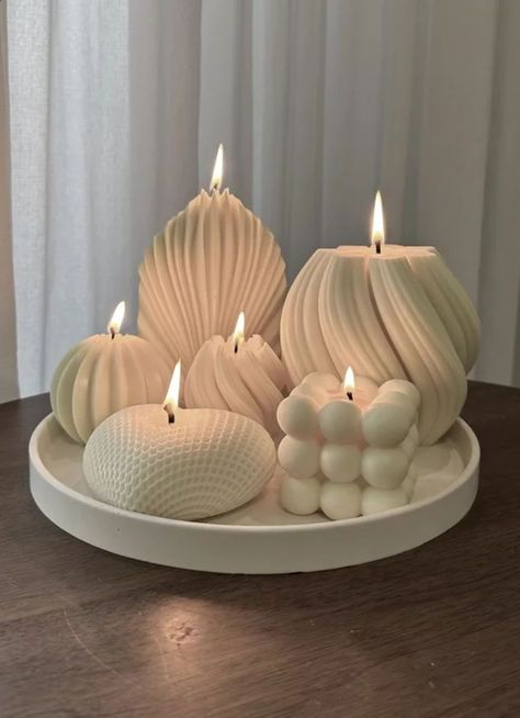 Aesthetics Candles, Pretty Candles, Spiral Candles, Candles Aesthetic, Soya Mumu, Pretty Candle, Living Room Decor Inspiration, Cozy Candles, Aesthetic Candles