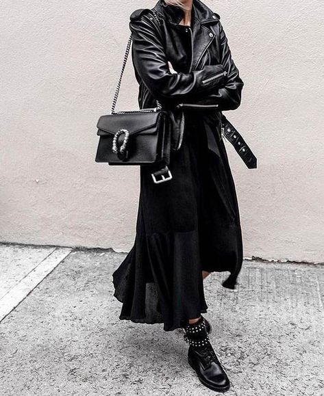 Minimal Street style fashion #minimalstyle #fashion #womensfashion #streetstyle #ootd #style / Pinterest: @fromluxewithlove Outfit Nero, All Black Outfits For Women, All Black Outfits, Black And White Outfit, Woman In Black, Outfits To Copy, Black Outfits, Looks Black, Black Women Fashion