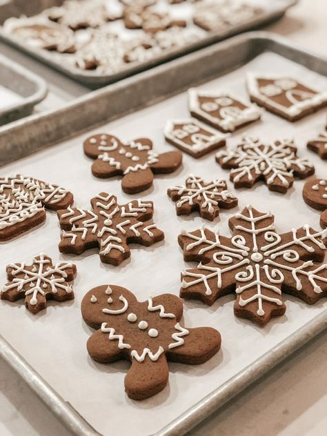 Easy No-Spread Cutout Gingerbread Cookies Easy Gingerbread Cookies, Best Gingerbread Cookies, Gingerbread Cookies Decorated, Ginger Bread Cookies Recipe, Gingerbread Recipe, Xmas Cookies, Christmas Sugar Cookies, Sugar Cookies Recipe, Cookies Recipes Christmas