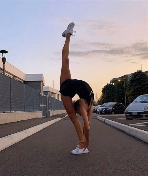 Flexibility Goals, Cheerleading Stunts, Gymnastics Flexibility, Dancer Lifestyle, Dance Picture Poses, Dancer Photography, Flexibility Dance, Dance Photography Poses, Gymnastics Poses