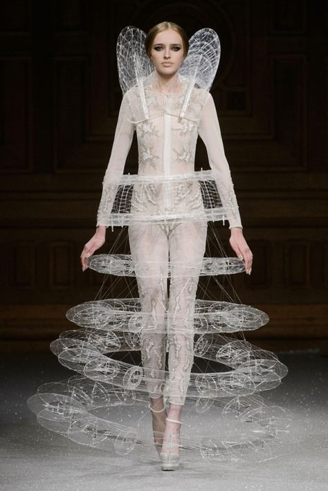 Futuristic Fashion - floating ring illusion dress with elaborate 3D structure and intricate threadwork - sculptural fashion; wearable art // Oscar Carvallo Architectural Fashion, Sculpture Fashion, Sculptural Fashion, Iris Van Herpen, Moda Paris, 3d Fashion, Weird Fashion, Illusion Dress, Futuristic Fashion