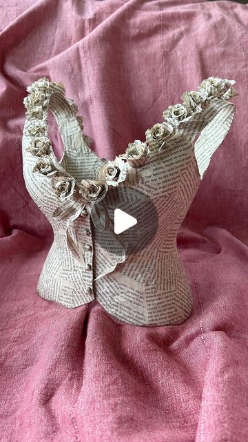 Heinz & Brummel on Instagram: "New piece finished: paper corset with paper roses, all made of old bookpages 🌹📖
•
•
•
#paper #paperdress #papiermache #corset #papercraft #sustainablefashion #zerowaste #oldbookpages #paperlove #sustainabledesign #sustainablelifestyle #edgardegas #heinzundbrummel" Paper Corset, How To Make A Corset, Paper Clothes, Paper Mache Crafts, Paper Dress, Old Book Pages, Papel Mache, Gcse Art, Recycled Fashion