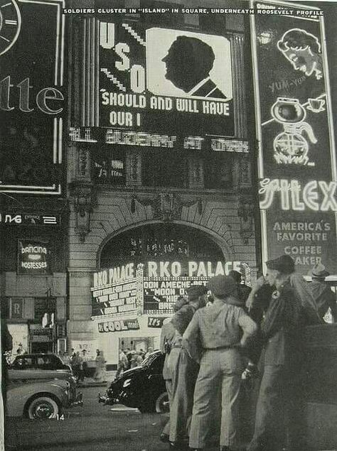 Downtown Saturday night 1940s Aesthetic, Vintage Nyc, Old New York, Vintage New York, The Big Apple, Jolie Photo, Oscar Wilde, Vintage Pictures, The Good Old Days