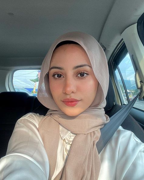 Car selfies for the win | Instagram Tasnim Shah, Aesthetic Hijabi, Collage Outfit, Car Selfies, Ootd Poses, Modern Hijab, Modern Hijab Fashion, Hijab Style Tutorial, Hijab Aesthetic