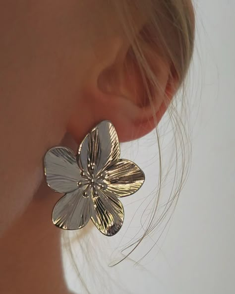 Our best selling flower studs are now available in Silver ❤️ Silver Earring Aesthetic, Accessories Aesthetic Silver, Jewelry Silver Aesthetic, Silver Jewelry Aesthetic Earrings, Stud Earrings Aesthetic, Old Money Jewelry, Silver Earrings Aesthetic, Silver Jewelry Aesthetic, Flower Earrings Silver