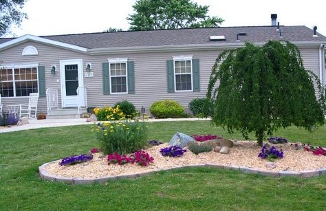 10 Great Landscaping Ideas for Mobile Homes - See more at Mobile & Manufactured Home Living - http://mobilehomeliving.org/?p=27 Mobile Home Landscaping, Double Wide Remodel, Mobile Home Remodeling, Landscaping Around House, Mobile Home Ideas, Mobile Home Remodel, Mobile Home Living, Remodeling Mobile Homes, Manufactured Homes