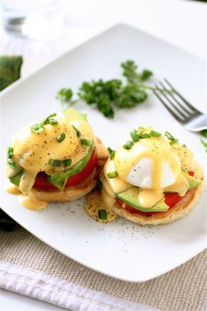 California Eggs Benedict | The Curvy Carrot California Eggs Benedict | Healthy and Indulgent Meals Dangling in Front of You Sriracha Recipes, Menu Sarapan Sehat, Egg Benedict, Indulgent Food, Think Food, Gordon Ramsay, Batch Cooking, Breakfast Time, Breakfast Dishes