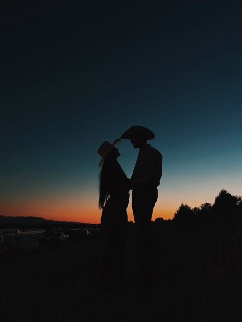 Country Couple Photoshoot, Country Couple Pictures, Country Relationship Goals, Country Relationships, Foto Cowgirl, Country Romance, Cute Country Couples, Country Couple, Done And Dusted