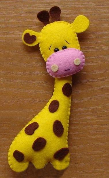 jirafa Más Felt Giraffe, Felt Craft Projects, Felt Crafts Patterns, Felt Patterns, Felt Ideas, Felt Decorations, Felt Craft, Felt Christmas Ornaments, Felt Projects