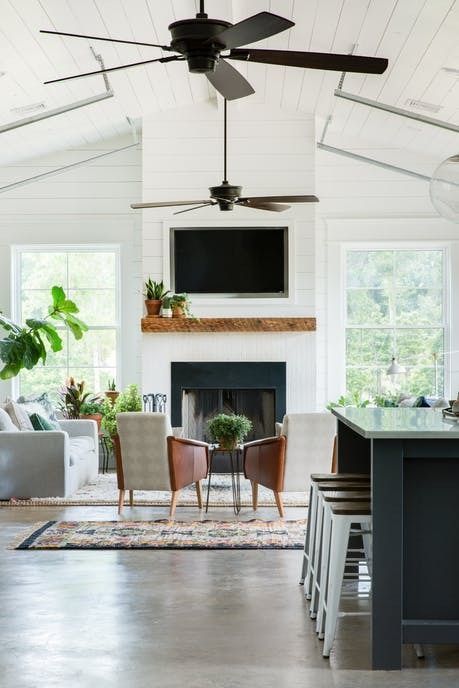 The best sleek and modern ceiling fans for the perfect modern farmhouse home. Veranda Design, Living Room Farmhouse Decor, Open Living Room Design, Living Room Ceiling Fan, Farmhouse Style Living Room, Modern Farmhouse Home, Living Modern, Modern Farmhouse Living Room, Eclectic Living Room