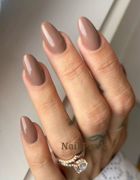 Fall Brown Almond Nails, Fall Mocha Nails, Fall Nails Classy Almond, Brown Autumnal Nails, Milk Tea Brown Nails, Fall Nails Light Brown, Coffee Almond Nails, Mocha Colored Nails, Clean Girl Nails Fall