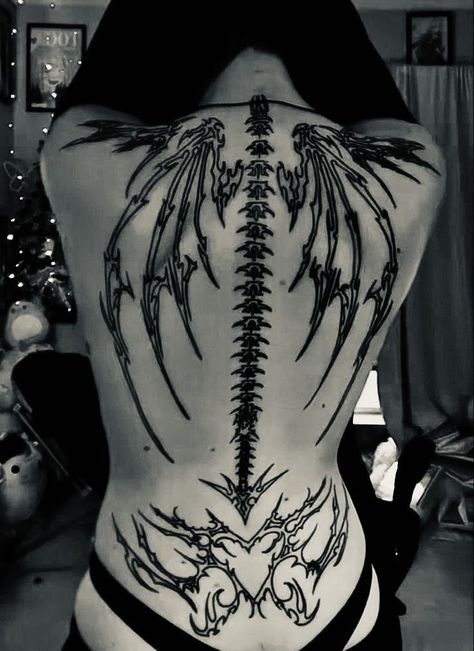 Snake Skeleton Spine Tattoo, Gothic Chest Tattoo Female, Goth Back Tattoo, Edgy Tattoos Grunge, Gothic Back Tattoo, Body With Tattoos, Sharpie Tattoos, Wicked Tattoos, Scary Tattoos