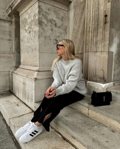 25 Trendy Fall Women's Sneakers Outfits to Elevate Your Style Womens Sneakers Outfit, Chunky White Sneakers Outfit, Fall Sneakers Outfit, White Tennis Shoes Outfit, Sneaker Outfit Fall, Winter Sneakers Outfit, November Outfits, White Sneakers Outfit, Chicago Trip