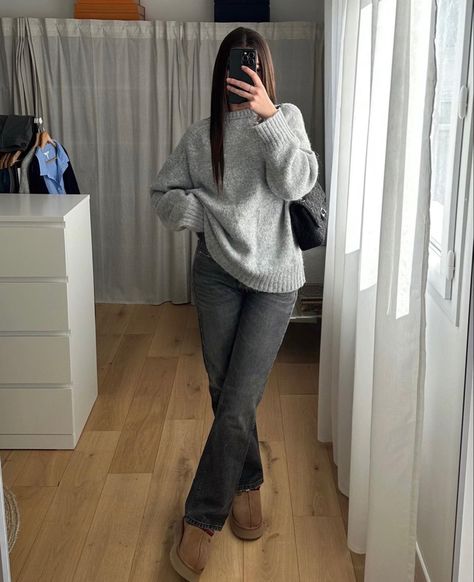 outfits casual comfy trendy jeans uggs Grey Fleece Outfit, Winter Outfits Aesthetic 2023, Smart School Outfits, Comfortable Cute Outfits, Basic Outfits Winter, Uggs Fits, Zara Style, Looks Pinterest, Zara Drip