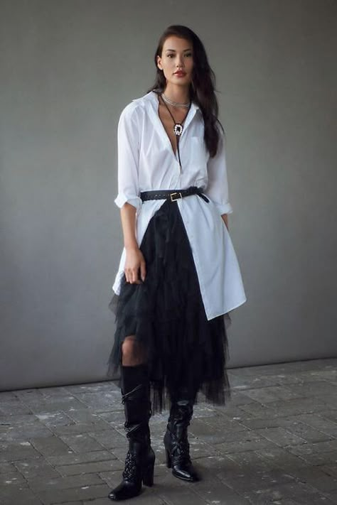 Black Tulle Skirt, Tulle Skirts Outfit, Tulle Skirt Black, Looks Country, Tulle Midi Skirt, Skirts With Boots, Mode Casual, Rock Chic, Black Tulle