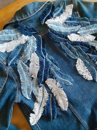 Upcycled Denim Feathers : 6 Steps (with Pictures) - Instructables Denim Feathers, Artisanats Denim, Jean Diy, Feather Diy, Denim Crafts Diy, Folded Fabric Ornaments, Fabric Christmas Ornaments Diy, Blue Jeans Crafts, Christmas Ornaments Diy