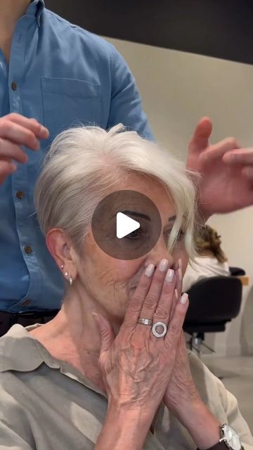 Κούρεμα Bob, Short Hair Back, Chic Short Haircuts, Over 60 Hairstyles, New Haircut, Short Hair Over 60, Very Short Hair, Haircut For Older Women, Short Pixie Haircuts