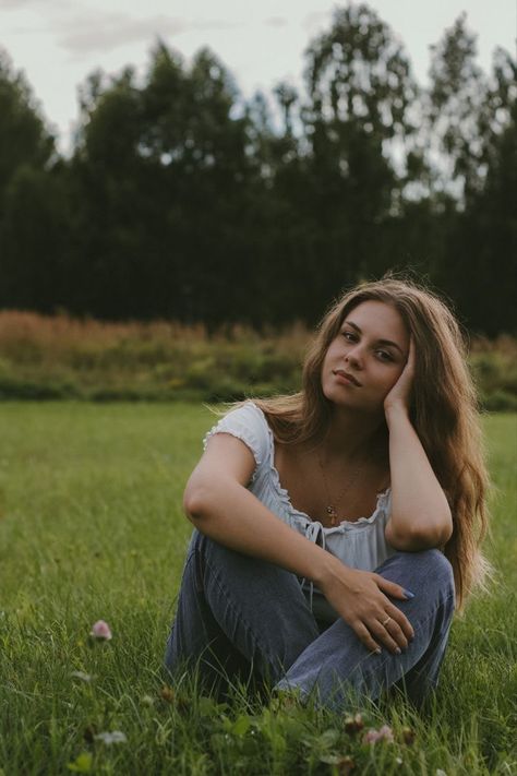 Outdoor Photoshoot Ideas For Women, Photoshoot Ideas Nature, Nature Portrait Photography, Pretty Senior Pictures, Photoshoot Ideas For Women, Brides Photography, Outdoor Photoshoot Ideas, Cute Senior Pictures, Women Cave