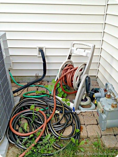 (No dig) water hose organization Garden Hose Holder Diy Ideas, Hose Box, Drip Hose, Water Hose Holder, Outside Landscaping, Garden Hose Storage, Garden Hose Holder, Storing Water, Soaker Hose