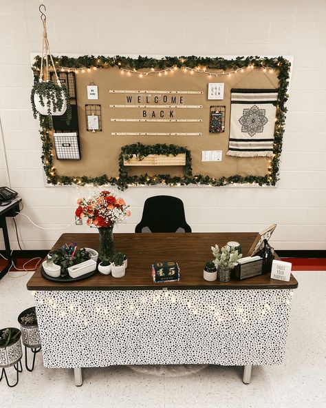 High School Teacher Room Decor, Junior High Classroom Decor Ideas, Teachers Corner Ideas Classroom, Boho Classroom Middle School, Cute High School Classroom Decor, Aesthetic Teacher Desk, Aesthetic Classroom High School, Teacher Desks Ideas, Neutral Classroom Decor High School