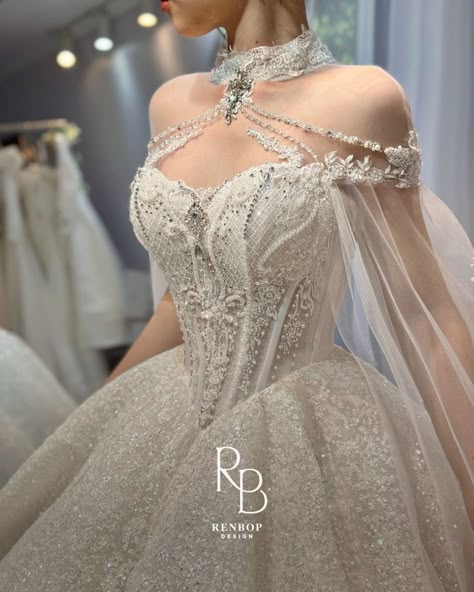 Victorian Style Wedding Dress Vintage, Dress Princess Aesthetic, Wedding Ethereal, Queen Wedding Dress, Wedding Dress Princess, Wedding Dresses Princess, Fairy Tale Wedding Dress, Fancy Wedding Dresses, Pretty Wedding Dresses