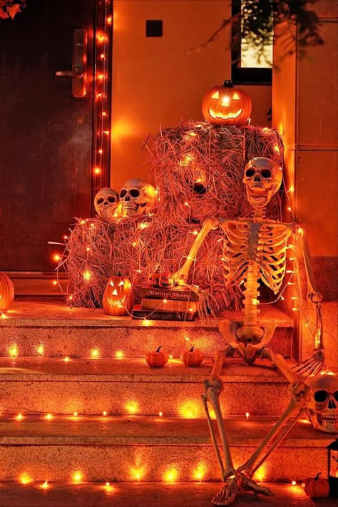 Outdoor Halloween Lights On House, Halloween Courtyard Decorations, Halloween String Lights Ideas, Orange Halloween Lights Outdoor, Halloween Outdoor Lighting, Outdoor Halloween Lighting Ideas, Halloween Outdoor Lights, Halloween Lights Outdoor Porch, Halloween House Decorations Outdoor