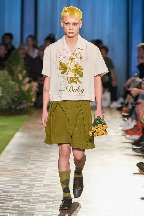 S.S. Daley Spring 2023 Ready-to-Wear Fashion Show | Vogue Floral Menswear, S S Daley, Runway Men, France Outfits, Spring 2023 Ready To Wear, 2023 Ready To Wear Collection, Mens Shorts Outfits, Men Fashion Show, 2023 Ready To Wear