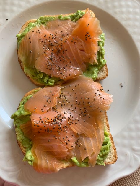 Healthy Food Salmon, Healthy Food Inspo Clean Eating, People Cooking Aesthetic, Fit Breakfast Ideas, Healthy Snacks Aesthetic, Healthy Lunch Aesthetic, Cibo Aesthetic, Clean Eating Aesthetic, Snack Sani