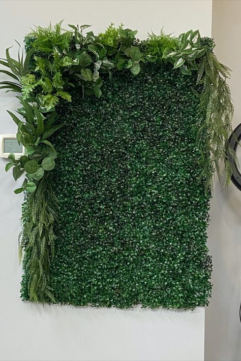 So happy with how this plant wall/back drop turned out! 😍 Grass panels from amazon and faux plants are from the dollar store! Diy Plant Wall, Backyard Screen, Fence Backyard, Artificial Grass Wall, Grass Backdrops, Artificial Green Wall, Outdoor Wedding Decor, Screen Outdoor, Backdrop Wall