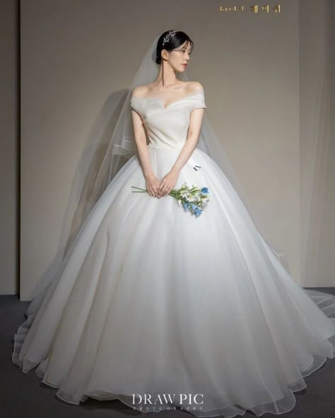 Wedding Dresses Korean Style, Korean Bridal Dress, Korean Wedding Dress Gowns, Korean Bride Dress, Korean Wedding Dress Simple, Wedding Dress Korean Style, Korean Wedding Gown, Hair Styles Photo, Korean Wedding Dresses