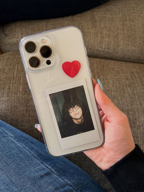 Iphone Poloroid Case, Cute Polaroid Phone Case Ideas, Polaroid In Phone Case Aesthetic, Polaroid Ideas For Boyfriend, Phone Cases With Polaroid Picture, Clear Iphone Case Ideas Polaroid, Polaroid Photo Phone Case, Polaroid Behind Phone Case, Stuff To Put In The Back Of Your Phone Case