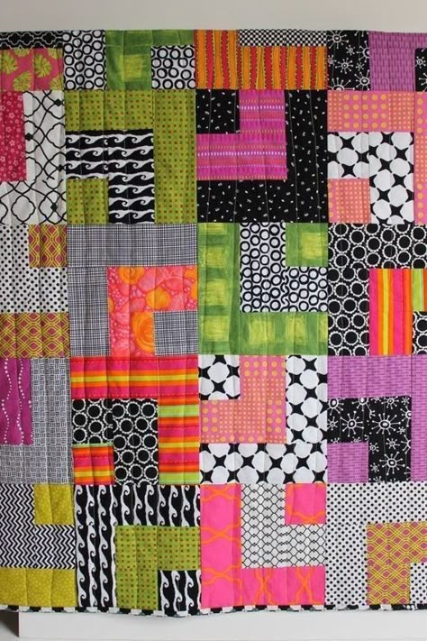 Quilt Contemporary, Quilt Easy, Green Fabrics, Modern Baby Quilt, Quilt Modernen, Scrappy Quilt Patterns, Geometric Quilt, Scrap Quilt Patterns, Patchwork Quilt Patterns