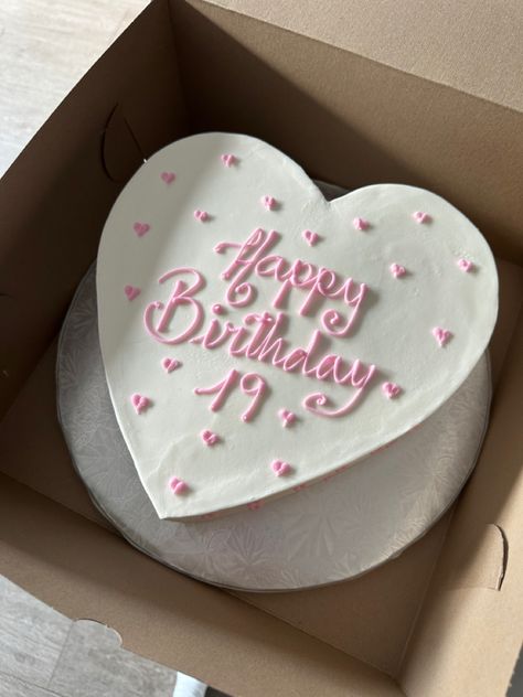 Tårta Design, 19th Birthday Cakes, Heart Birthday Cake, Vintage Birthday Cakes, Cute Birthday Pictures, 16 Birthday Cake, Pink Birthday Cakes, Funny Birthday Cakes, 21 Birthday