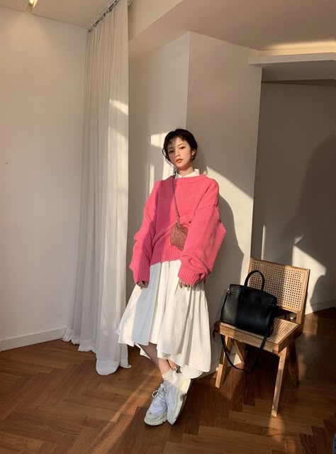 Long Skirt Sneakers, Skirt Sneakers, White Long Skirt, Sneakers Brown, Korean Outfit Street Styles, Frock Fashion, Future Outfit, Korean Fashion Trends, Brown Bag