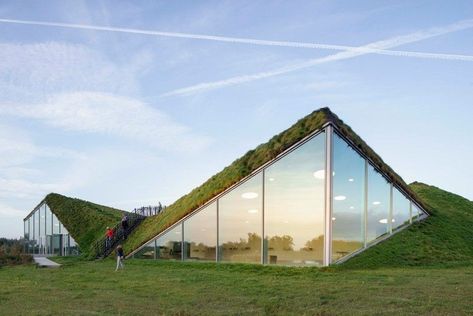 Modern Semi-Underground Homes That Become One With The Land Case Sotterranee, Green Roof Garden, Grass Roof, Earth Sheltered, Living Roofs, Underground Homes, Green Roofs, Roof Architecture, Roof Covering