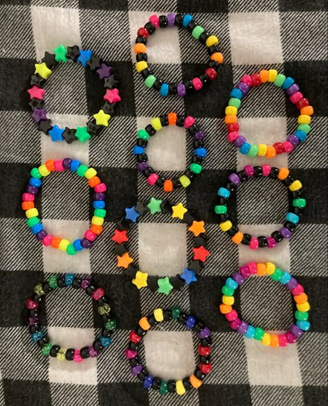 Kandi Bracelets Color Combos, Weird Core Bracelets, Scene Bead Bracelets, Kidcore Bracelet Ideas, Cool Kandi Patterns, Aesthetic Kandi Bracelets, Weirdcore Bracelets, Scenecore Bracelets, Kandi Bracelets Ideas Words