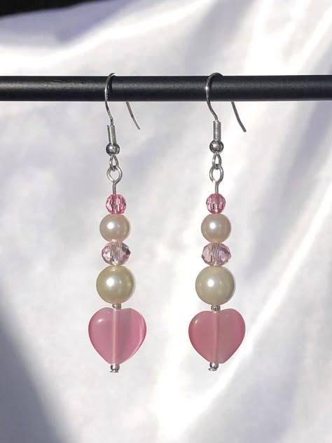 Pink Beads Earrings, Beaded Handmade Earrings, Recycled Materials Jewelry, Beaded Earring Inspiration, Earring Crafts Diy Jewelry, Pink Diy Jewelry, Diy Cute Earrings, Pink Bead Earrings, Cute Earrings Handmade