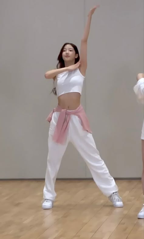 What To Wear To Contemporary Dance Practice, Kazuha Dance Practice Outfit, Kazuha Dance Practice, Kpop Dr Dance Practice Outfits, Kpop Idol Practice Outfit, Cute Dance Outfits For Practice, Kpop Dance Outfits Practice, Idol Dance Practice Outfits, Kpop Idol Dance Practice Outfits