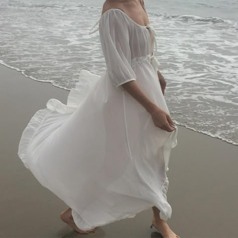 Vintage white sheer beach cover up/light over duster. Beautiful find. Free size. $88 + shipping. SOLD Persephone Dress Aesthetic, White Nightgown Aesthetic, Loose White Dress, White Flowing Dress, Inka Williams, Dress For Summer, Mountain Dew, Ex Machina, Pirates Of The Caribbean