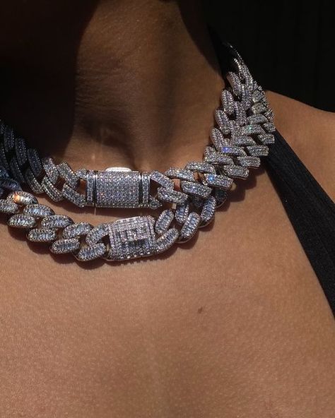 Cuban Link Chain Aesthetic, Diamond Chains Aesthetic, Iced Out Necklace, Cuban Chain Aesthetic, Women Cuban Link Necklace, Cuban Link Chain Women Outfit, Iced Out Jewelry Aesthetic, Ice Necklace Jewelry, Diamond Chains Women