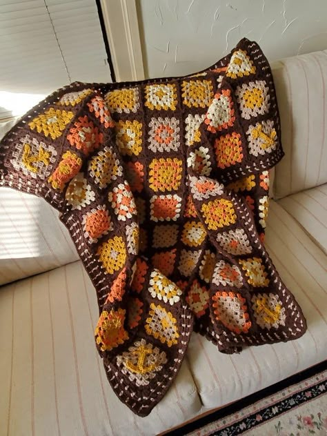 Crochet Blanket One Color, Crochet Room Decor Aesthetic, Crochet Blanket Aesthetic, 70s Crochet Blanket, Aesthetic Crochet Blanket, Things To Crochet, Crochet Blanket Designs, Crochet Granny Square Blanket, Smart Auto