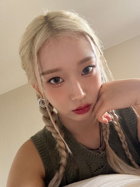 ً on Twitter: "230630 🐰💭 https://t.co/8RMfuaFwa5" / Twitter Starting From The Bottom, It's Going Down, Kpop Girls, Girl Group, Bubbles, On Twitter, Twitter, Hair, Pins