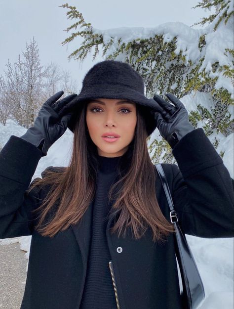 Women Hats Fashion Winter, Hat Women Winter, Winter Hats Women, Winter Hat Outfits For Women, Winter Hats Outfit, Hat Looks For Women, Prada Chunky Boots, Winter Outfits Hat, Photo In Snow