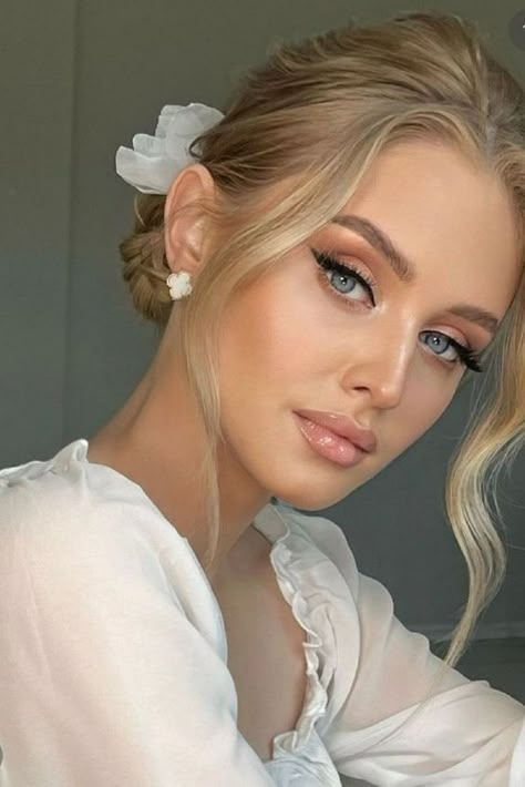 Winged Eyeliner Natural Makeup, Bridal Makeup Blue Green Eyes, Wedding Day Makeup For Bride Blue Eyes Blonde Hair, Makeup Blonde Hair Green Eyes, Taylor Swift Makeup Looks, Wedding Makeup Blonde, Wedding Makeup Blue, Wedding Makeup For Blue Eyes, Gorgeous Wedding Makeup