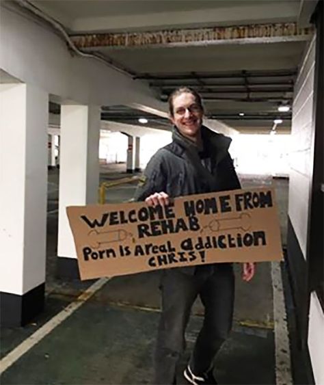 Funny Welcome Back Signs Airport, Funny Airport Welcome Signs Friends, Airport Signs Pickup Best Friend, Embarrassing Airport Pick Up Signs, Airport Arrival Signs, Funny Welcome Home Signs Airport Humor, Airport Poster Welcome, Airport Signs Pickup Hilarious Boyfriend, Welcome Sign Airport