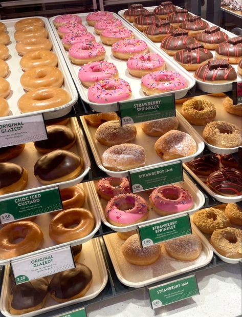 krispy kreme store donuts doughnuts sydney Donas Krispy Kreme, Krispy Kreme Aesthetic, Krispy Kreme Donuts Recipe, Donuts Krispy Kreme, Donut Store, Krispy Kreme Donuts, Krispy Kreme Doughnut, Soul Food Dinner, Wedding Classy